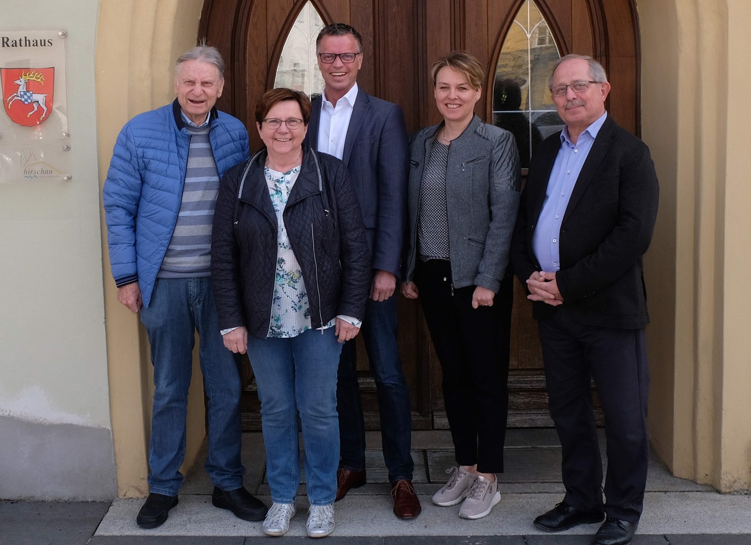 Unter der Leitung der ehrenamtlichen Geschäftsführerin Bärbel Birner (2.v.l.) und von Isabelle Haustein (2.v.r.) macht sich morgen eine Africa-Luz-Delegation auf die Reise nach Sauraha in Nepal. Mit im Bild der Gründer und Vorsitzende von Africa Luz Prof. Dr. Dieter Dausch (l.), sein Stellvertreter Bürgermeister Hermann Falk (Mitte) und Africa-Luz-Schatzmeister Reinhold Birner. Unter der Leitung der ehrenamtlichen Geschäftsführerin Bärbel Birner (2.v.l.) und von Isabelle Haustein (2.v.r.) macht sich morgen eine Africa-Luz-Delegation auf die Reise nach Sauraha in Nepal. Mit im Bild der Gründer und Vorsitzende von Africa Luz Prof. Dr. Dieter Dausch (l.), sein Stellvertreter Bürgermeister Hermann Falk (Mitte) und Africa-Luz-Schatzmeister Reinhold Birner.
