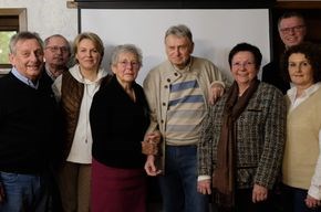 Bei der Jahreshauptversammlung von Africa-Luz wurden die Vorstandsmitglieder einstimmig in ihren Ämtern bestätigt. V. l.: Beisitzer Werner Schulz, Schatzmeister Reinhold Birner, Beisitzerin Isabelle Haustein, Dr. Burglinde Dausch, 1. Vors. Prof. Dr. Dieter Dausch, Geschäftsführerin Bärbel Birner, stellv. Vorsitzender Bürgermeister Hermann Falk und Beisitzerin Martina Birner. Gruppenfoto