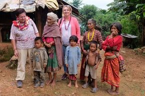 Im Rahmen ihres bebilderten Rechenschaftsberichts präsentierte Bärbel Birner u.a. ein Foto vom Besuch bei einer Chepang-Familie. Beim Anblick der armseligen Hütten mit löchrigen Dächern und nebeneinander gestellten Brettern als Wänden übergaben Bärbel Birner (l.) und Isabelle Haustein (4.v.l.) eine Geldspende für den Kauf von Abdeckmaterial. Projektfoto