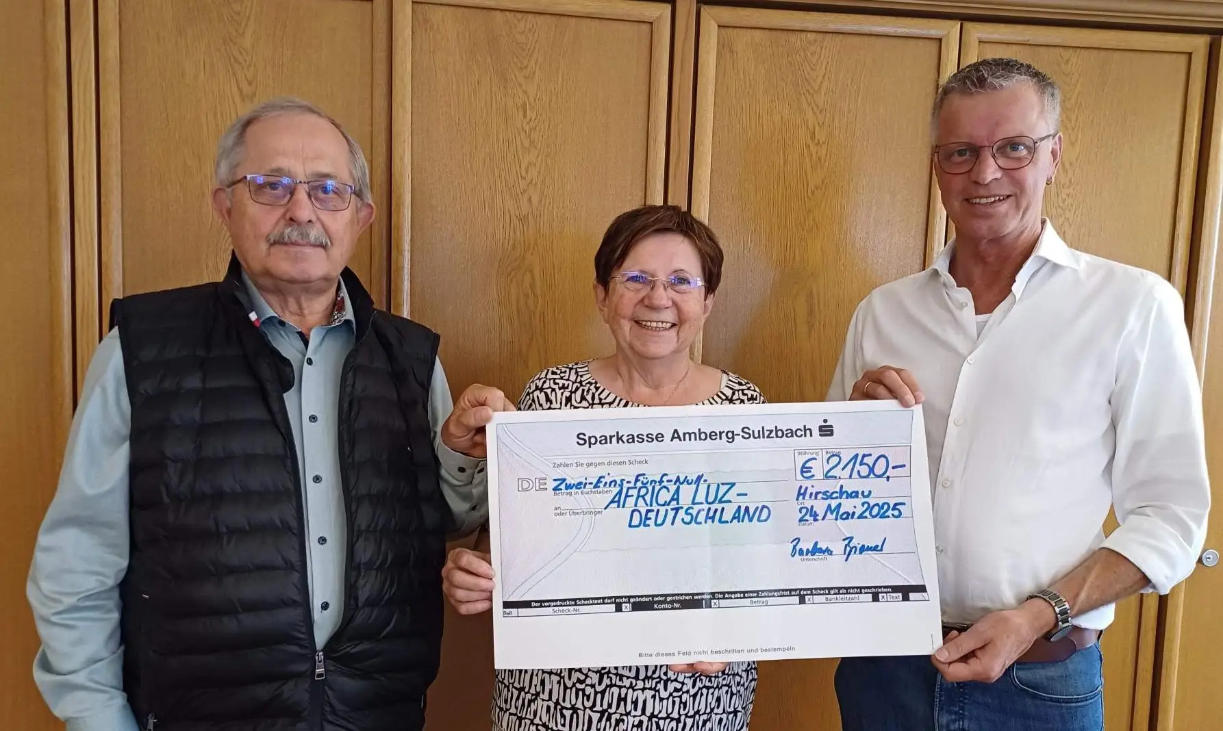 Anlässlich des 70. Geburtstags von 2. Bürgermeisterin Bärbel Birner (Mitte) kamen 2150 Euro für die Hilfsorganisation Africa-Luz zusammen. Den entsprechenden Spendenscheck überreichte sie im Beisein ihres Mannes Reinhold (links), dem Schatzmeister von Africa-Luz, an Bürgermeister Hermann Falk, den 2. Vorsitzenden von Africa-Luz. Dessen Gründer und Vorsitzender Professor Dausch war wenige Tage vor der Spendenübergabe verstorben. Anlässlich des 70. Geburtstags von 2. Bürgermeisterin Bärbel Birner (Mitte) kamen 2150 Euro für die Hilfsorganisation Africa-Luz zusammen. Den entsprechenden Spendenscheck überreichte sie im Beisein ihres Mannes Reinhold (links), dem Schatzmeister von Africa-Luz, an Bürgermeister Hermann Falk, den 2. Vorsitzenden von Africa-Luz. Dessen Gründer und Vorsitzender Professor Dausch war wenige Tage vor der Spendenübergabe verstorben.