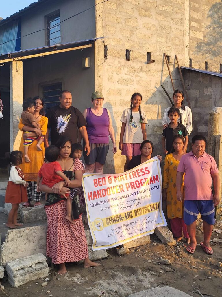 Auf Empfehlung von Shiri Bahadur erhielten zwei besonders bedürftige Familien von Bärbel Birner Betten, Küchenmöbeln und Reis. Bezahlt wurden sie mit Privatspenden der Familien Birner und Dausch.