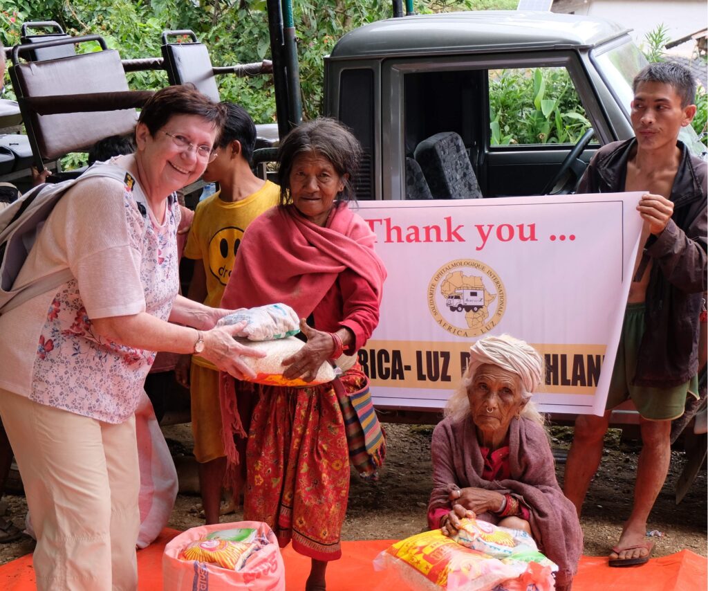Africa Luz kümmert sich nicht nur um die medizinische Versorgung der Menschen im Chitwan Nationalpark. Bärbel Birner (links) versorgt seit jeher auch Bedürftige mit Nahrungsmitteln.