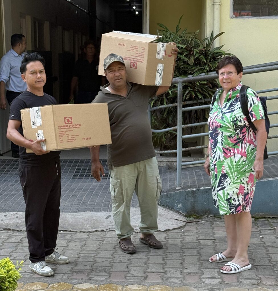In Dr. Sanduk Ruits „Tilgana Institute of Ophthalmology“ in Kathmandu hatte Bärbel Birner (rechts) 300 intraoculare Linsen eingekauft, die sie an Mitarbeiter des Bharatpur Eye Hospitals übergab. Im Hospital werden die vom Ambulatorium in Sauraha überwiesenen Patienten dank Africa Luz kostenlos operiert.