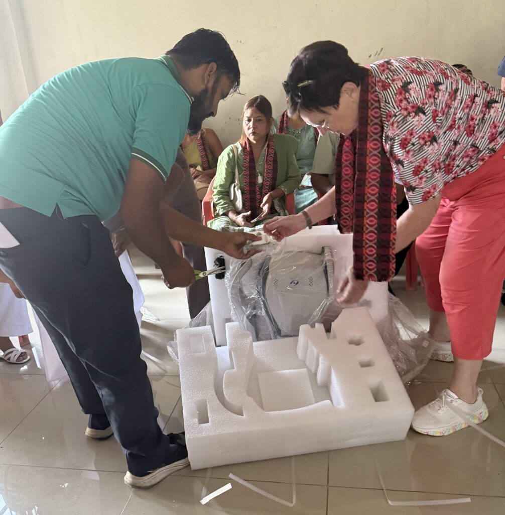 Bei ihrem Nepal-Aufenthalt übergab die ehrenamtliche Africa-Luz-Geschäftsführerin Bärbel Birner (rechts) an den Optometristen des Ambulatoriums in Sauraha zwei Refraktometer. Die Geräte ermöglichen eine genaue Messung von Kurz-, Weit- oder Stabsichtigkeit.